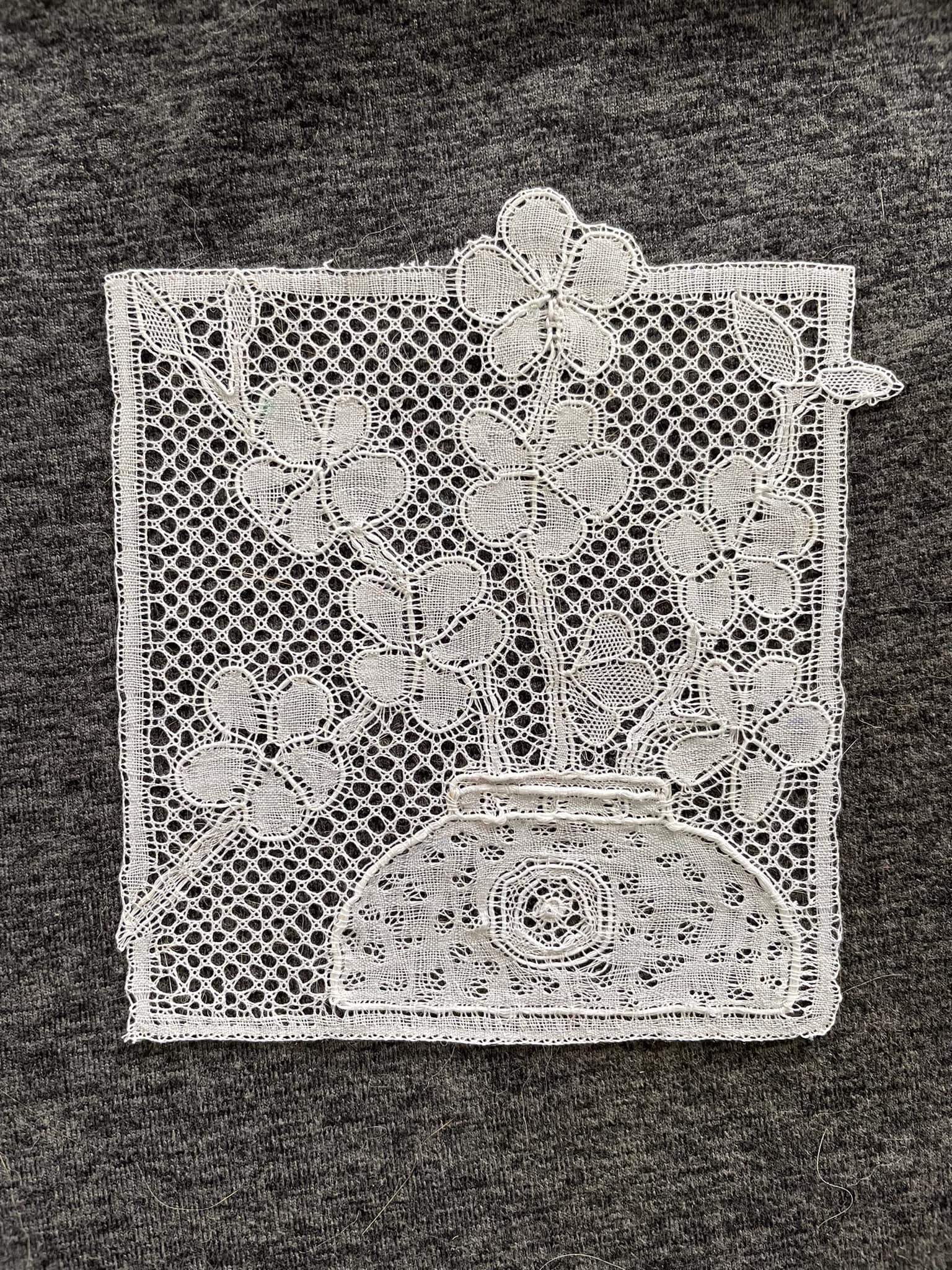 dentelle de binche vase