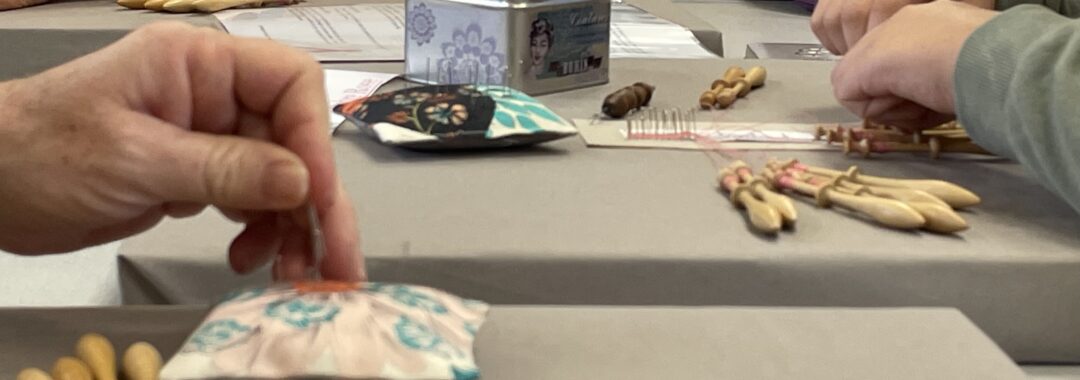 Mains qui dentelle pendant un atelier