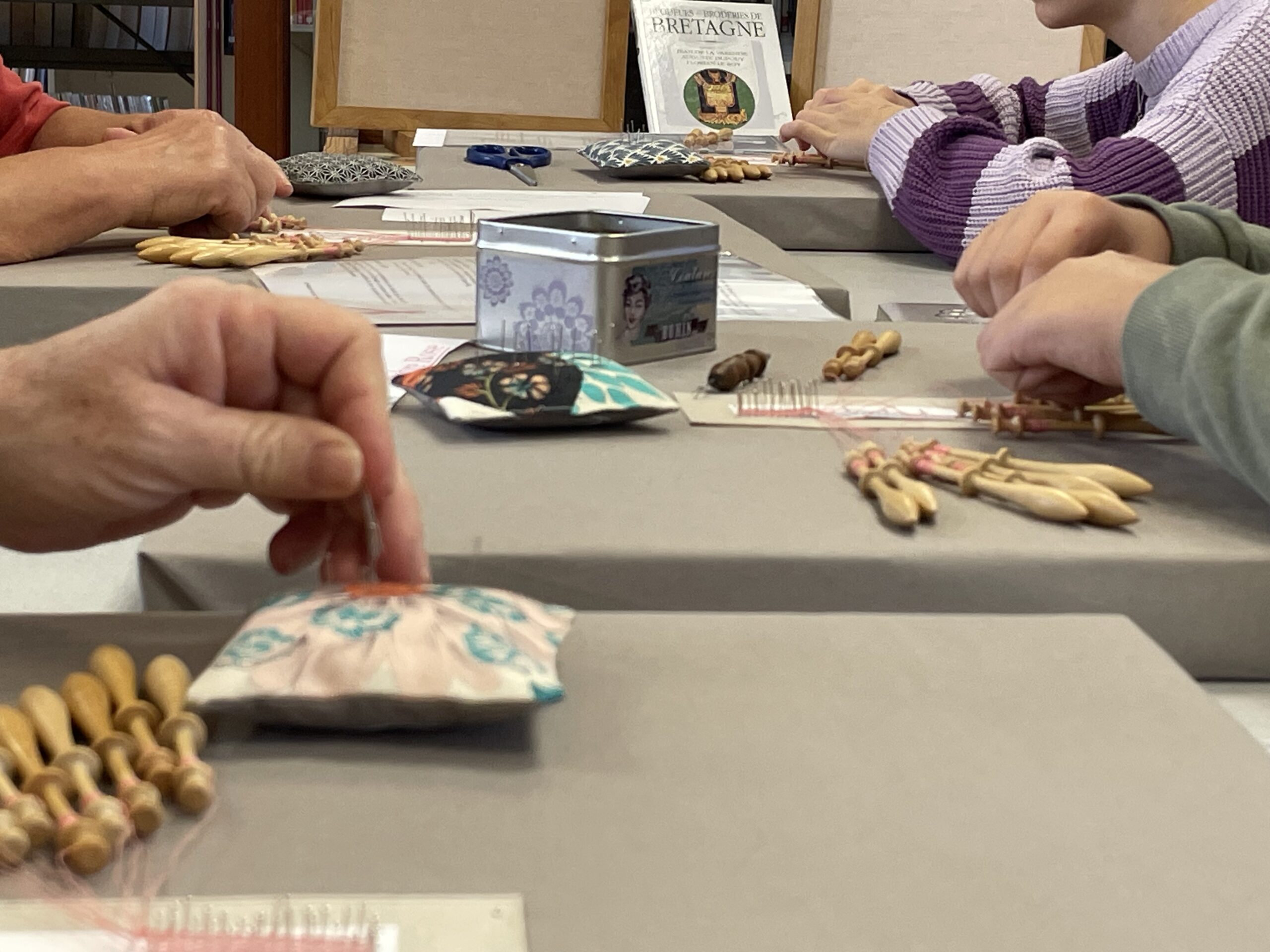 Mains qui dentelle pendant un atelier