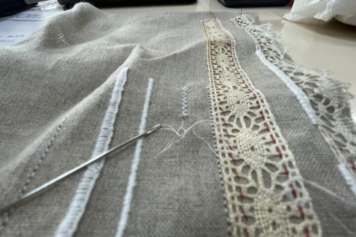 gros plan de broderie