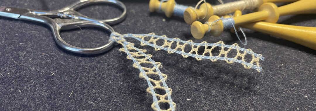 gros plan petit ruban de lin noué sur des ciseaux