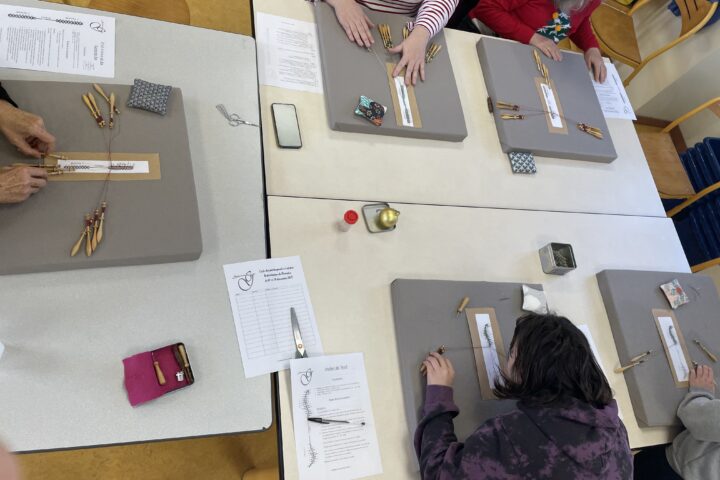 5 jeunes dentellières au travail