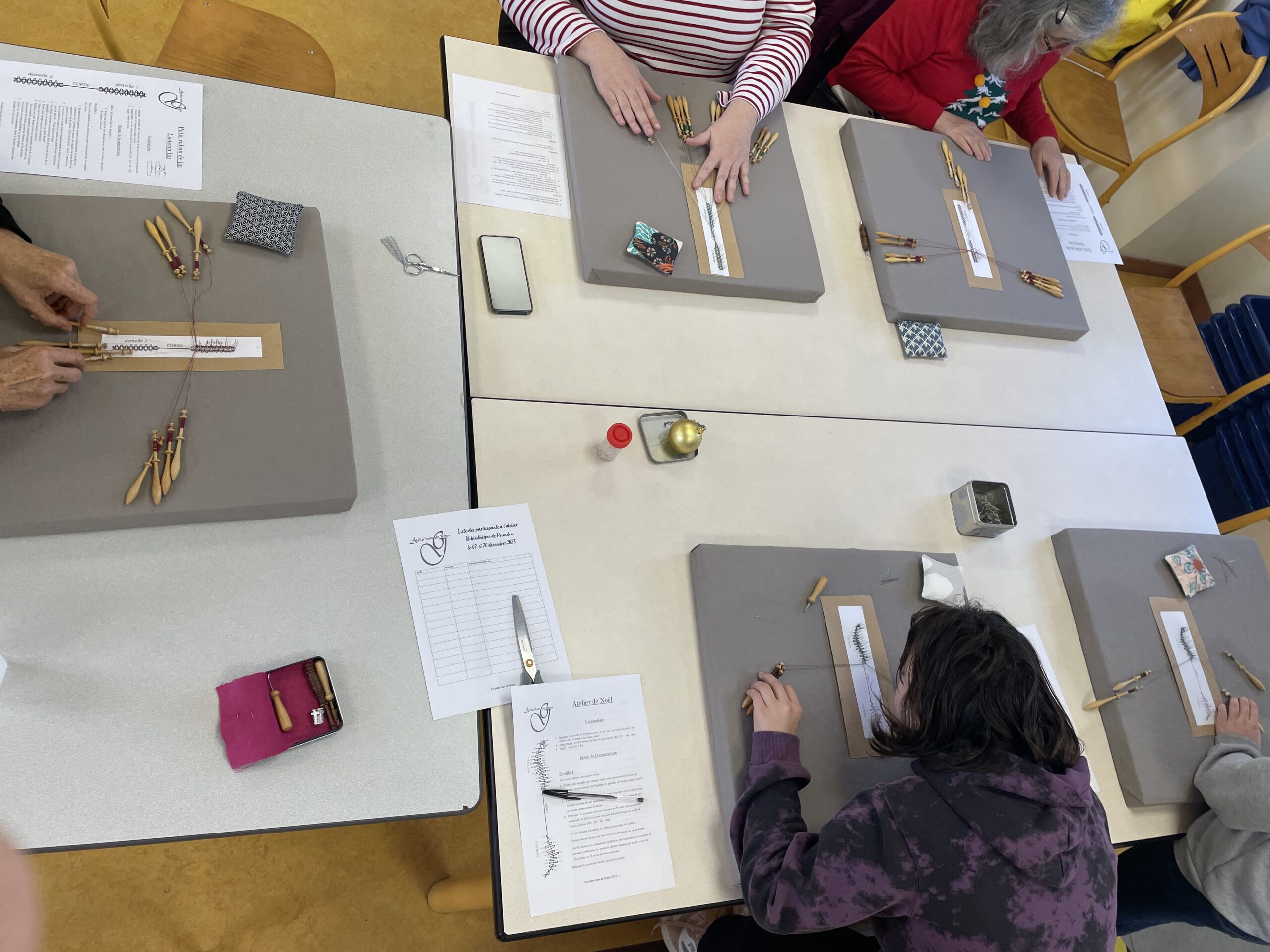 5 jeunes dentellières au travail