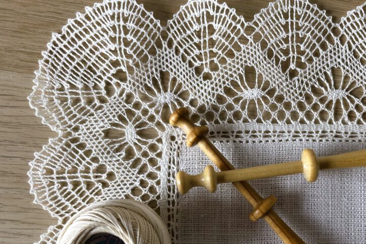 décor napperon avec fuseaux et bobinette